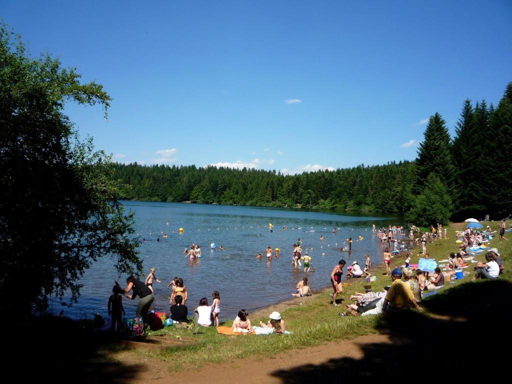 Le Gite Du Velay Bains Екстер'єр фото